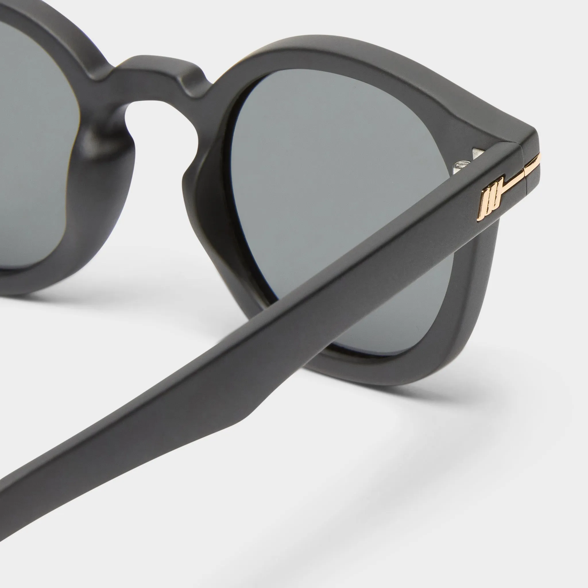 HOODWINKED | MATTE BLACK