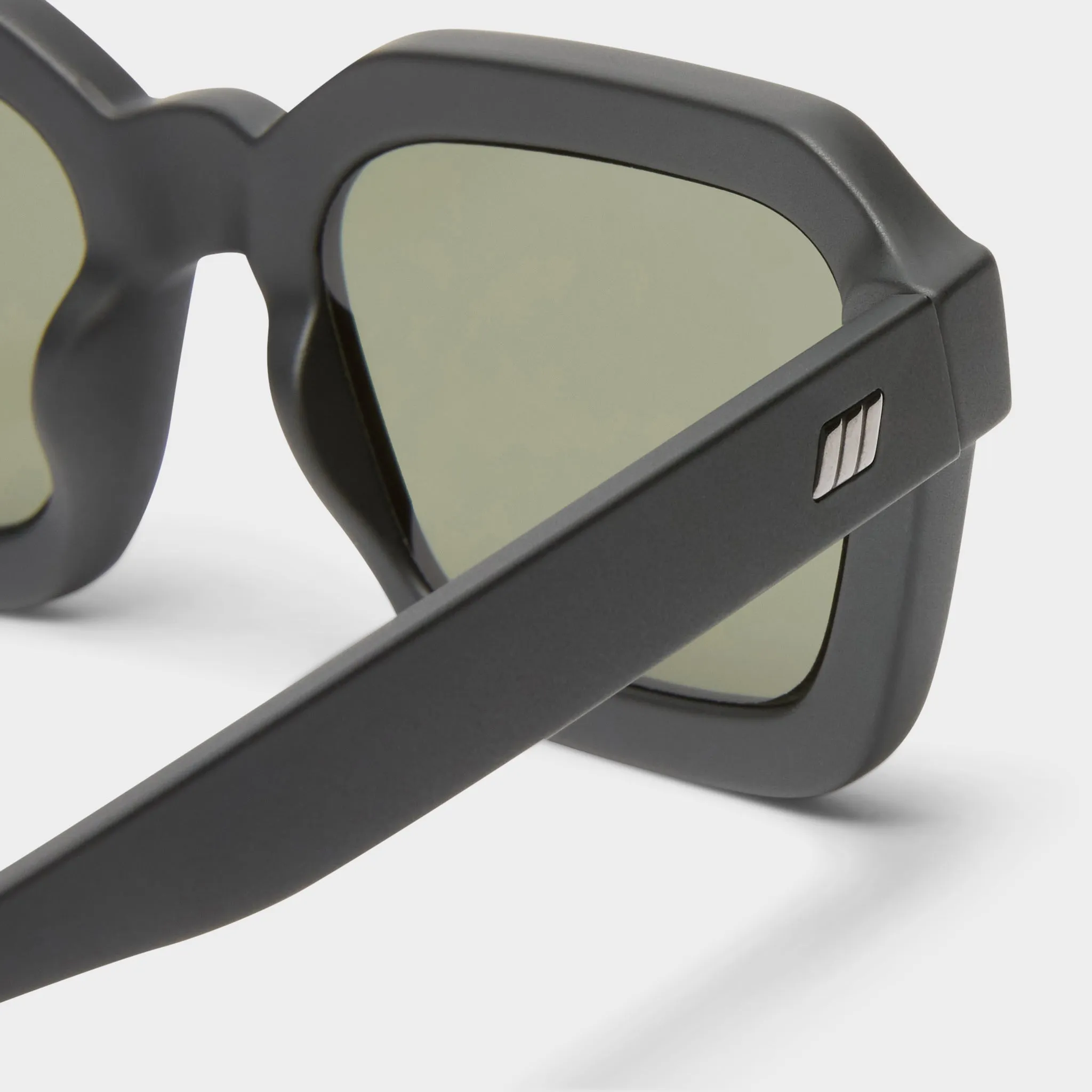 IMPOSSIBLE | MATTE BLACK