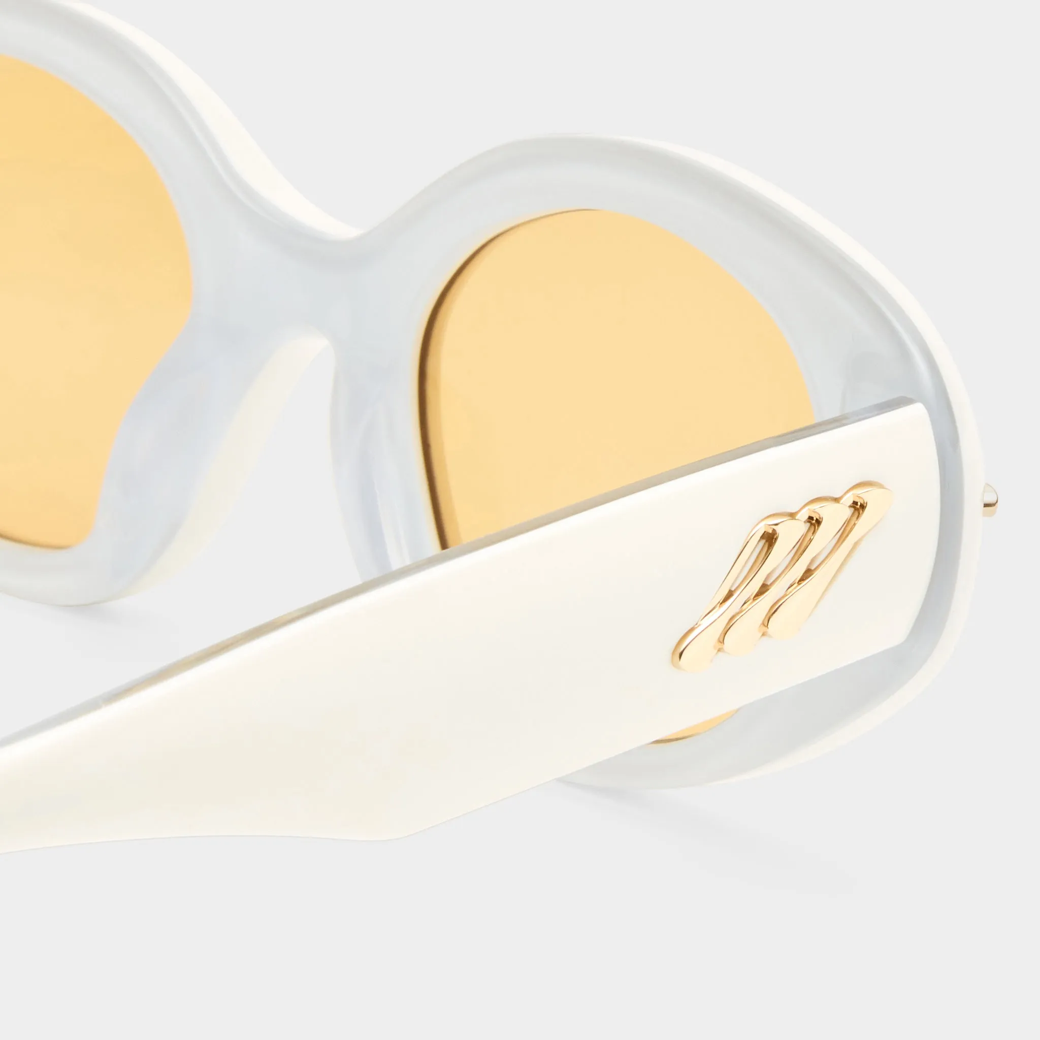 NUMERO DOS | IVORY