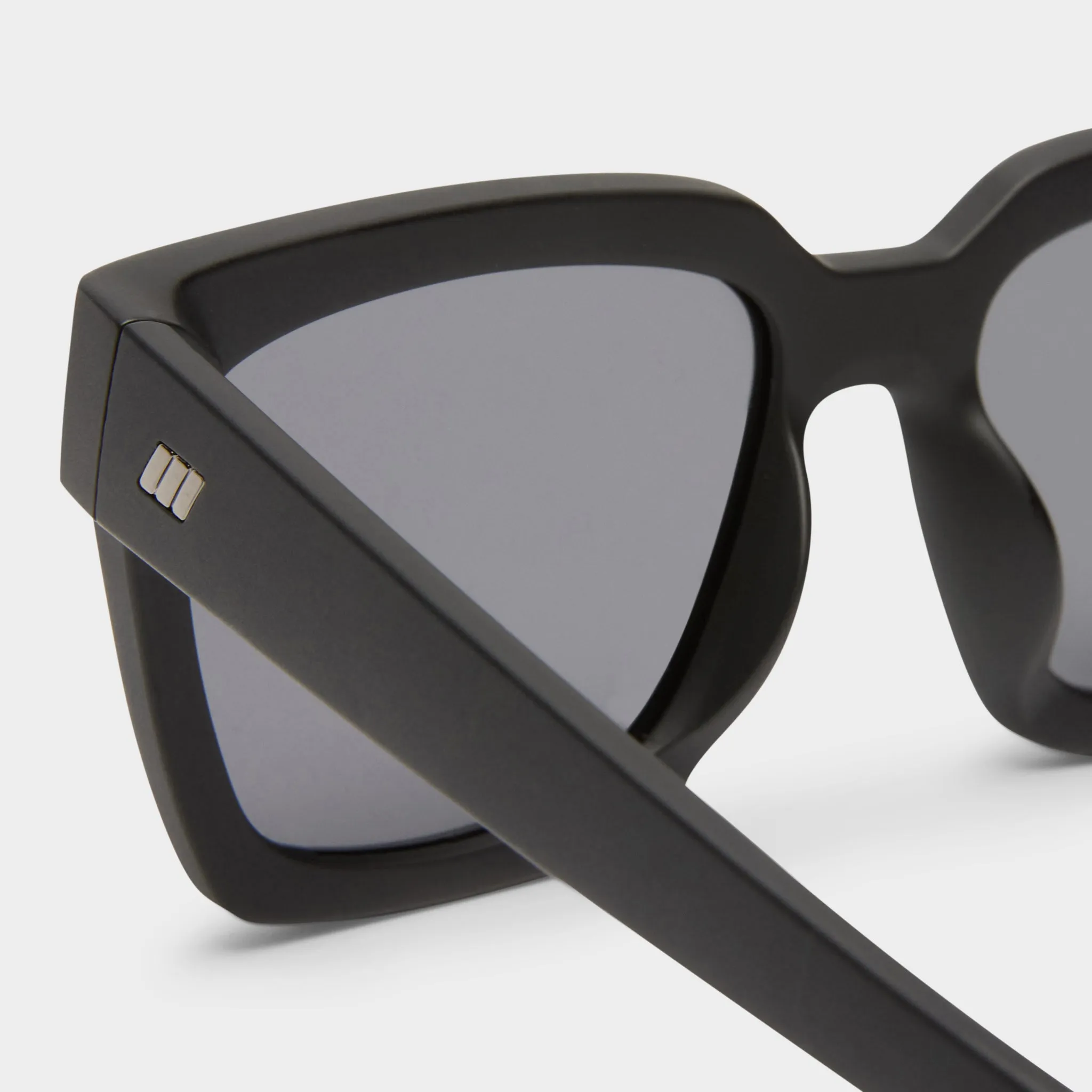 WEEKEND RIOT | MATTE BLACK POLARIZED